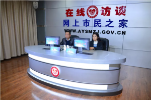 公司董事長、總經(jīng)理?xiàng)钣婪遄隹汀对诰€訪談》欄目