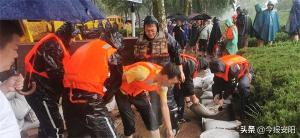 安陽(yáng)益和熱力集團(tuán)30人搶險(xiǎn)隊(duì)逆流而上，奮戰(zhàn)在抗洪一線